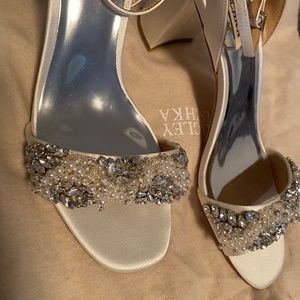 NEW Badgley Mischka size 8 white heels